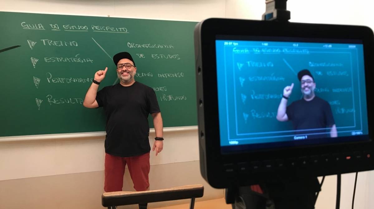 Eduardo Valladares, do Descomplica, ministra suas aulas ao vivo  - Divulga&ccedil;&atilde;o