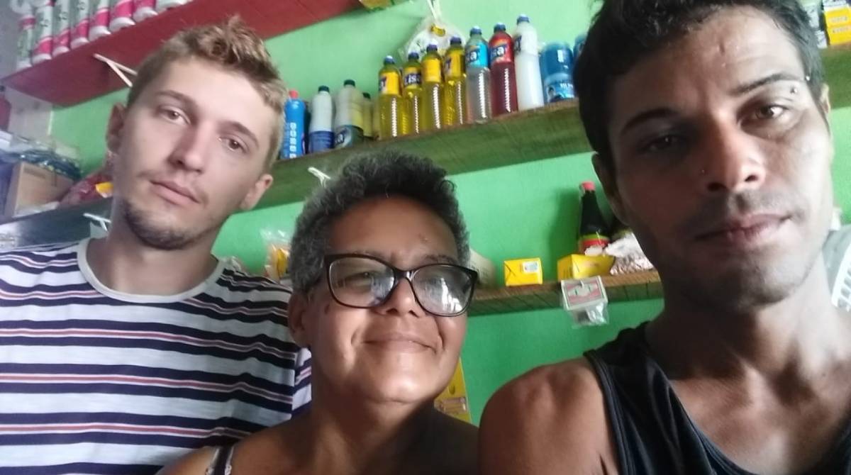 Evandro (de listrado) e Edemilson (de preto) junto à Dona Ana Lucia Santos - Arquivo Pessoal