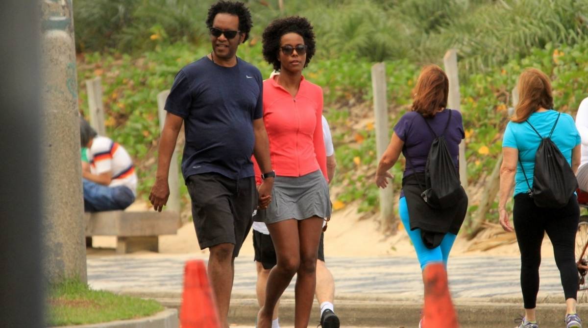 Maju Coutinho passeia na orla do Leblon com o marido - Picasa