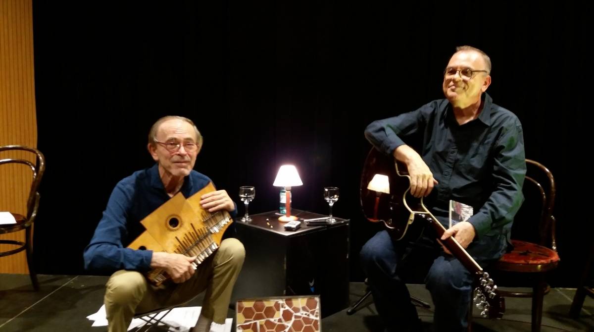 Augusto Licks de volta com show no Rio - ao lado dele, o irmão

