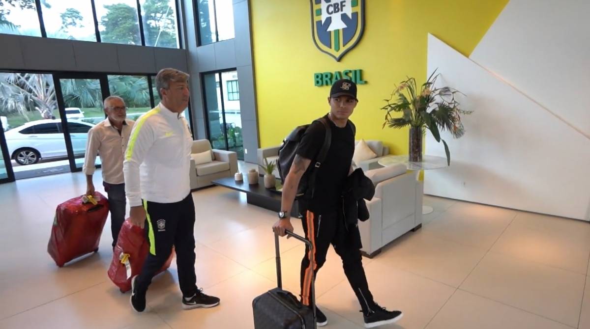 Thiago Silva chega à Granja Camory: ele se recupera de cirurgia 
