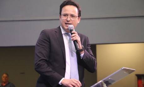 TRE cassa deputado estadual por abuso de poder religioso em rádio e 'showmício'