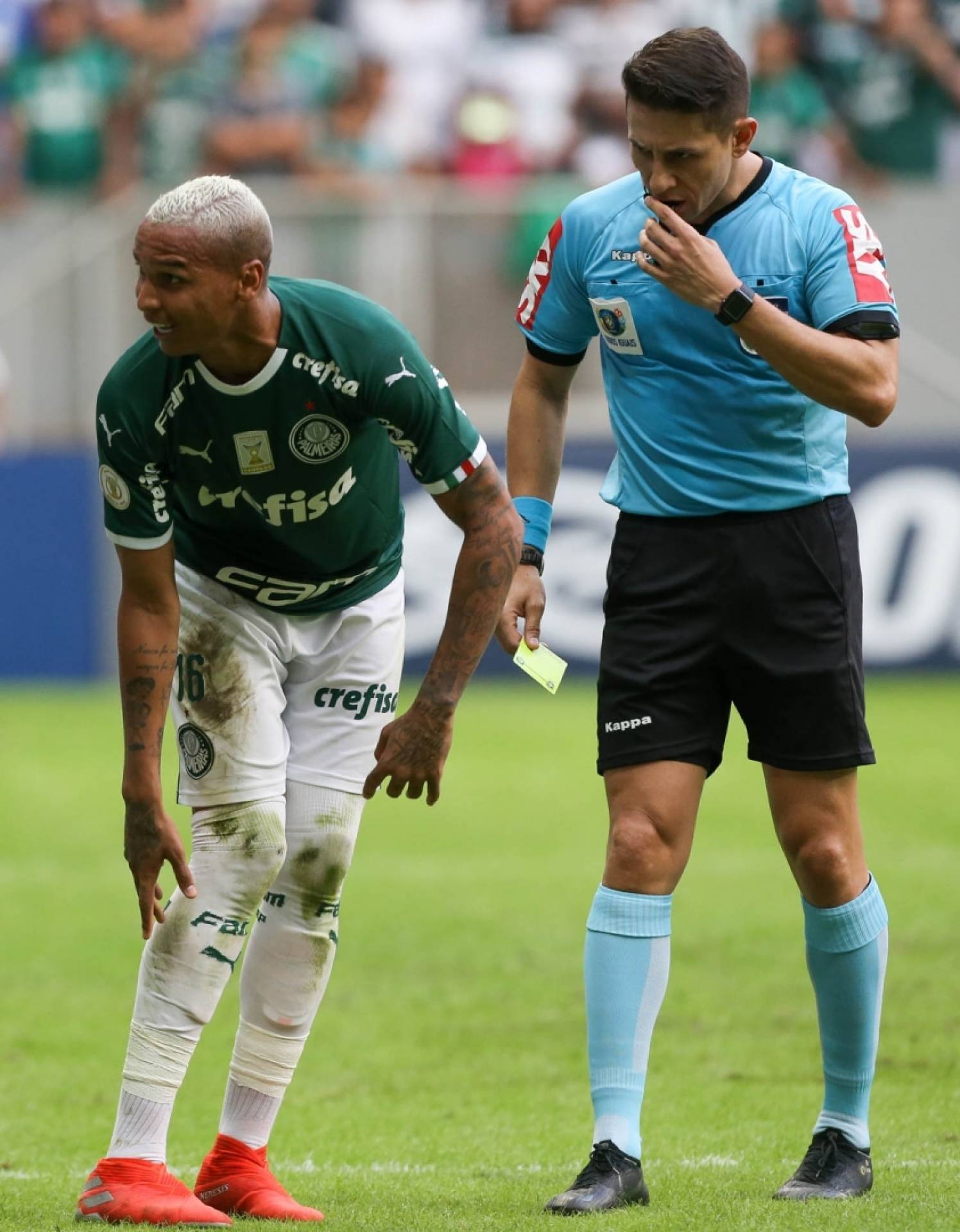 O árbitro dá cartão a Deyverson e, depois, volta atrás e marca pênalti: erro no protocolo
do VAR - CESAR GRECO / SE PALMEIRAS