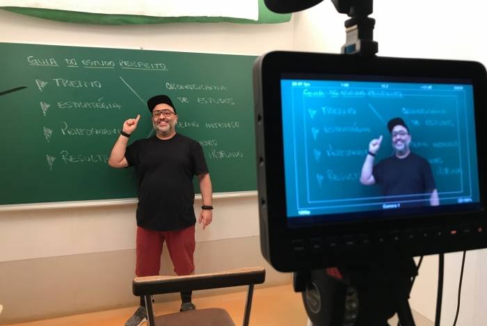 Eduardo Valladares, do Descomplica, ministra suas aulas ao vivo 