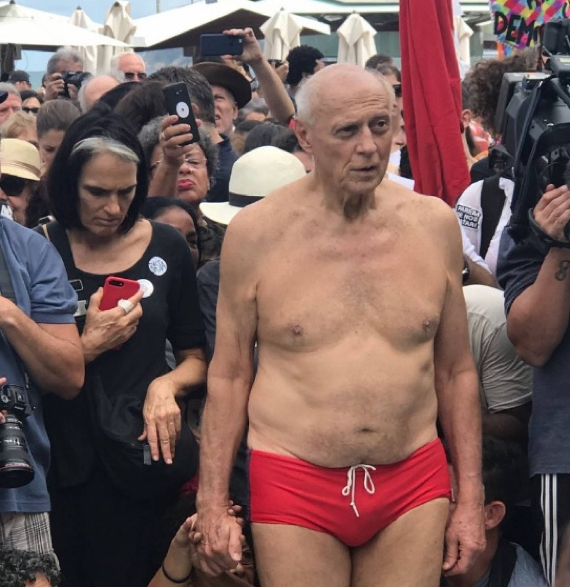Vereador Eduardo Suplicy (PT-SP) em protesto na orla de Ipanema