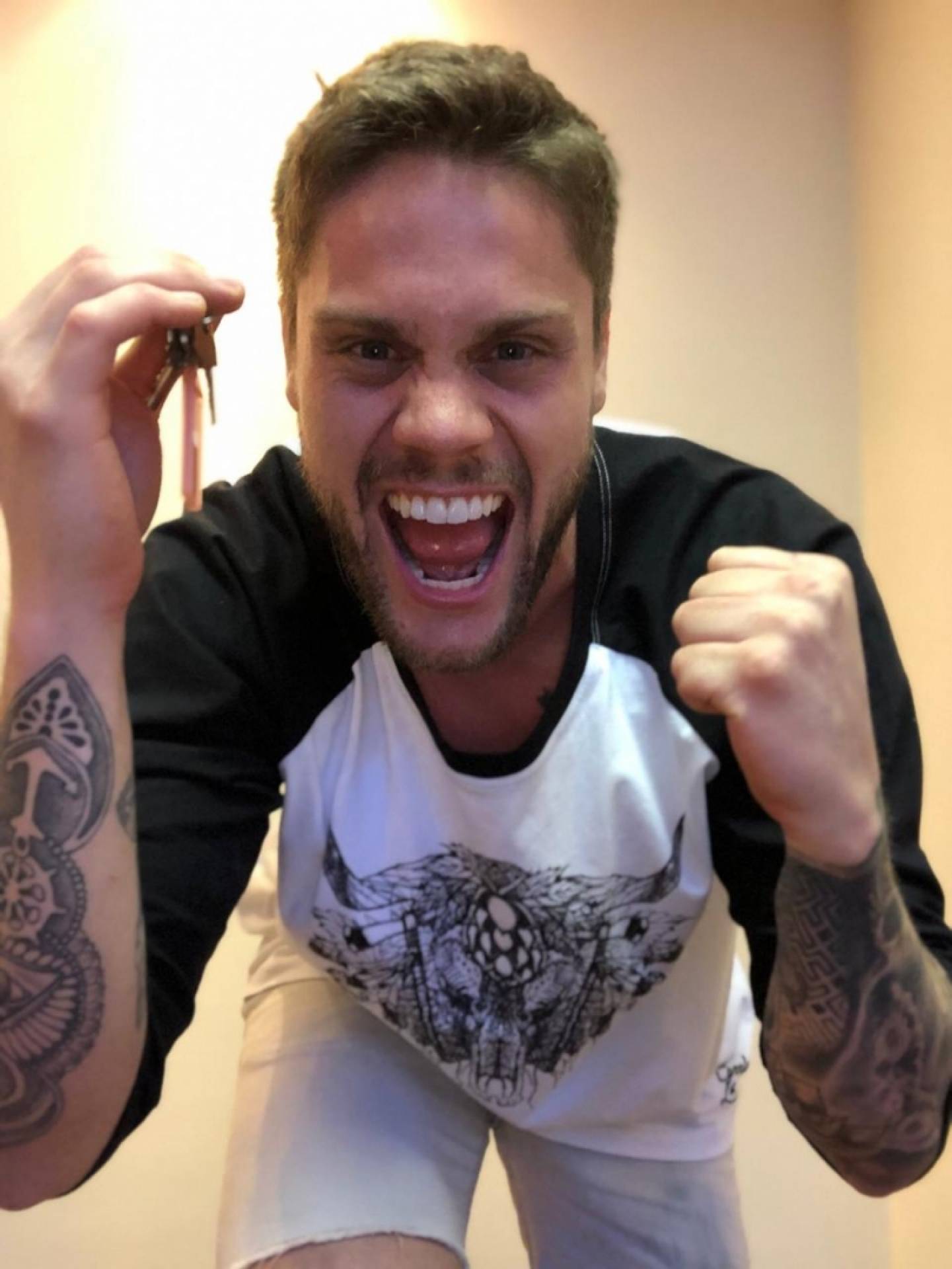 Breno exibe as chaves do novo apartamento  - Divulgação