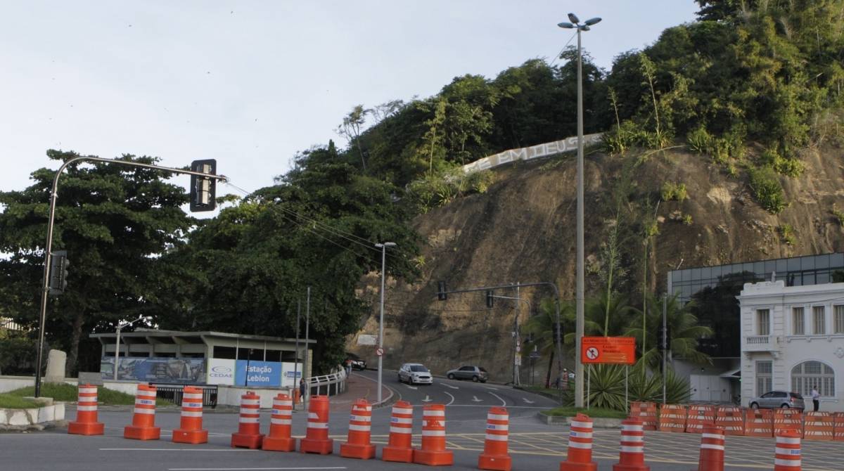 Interrupção compromete serviço de transportes e pode acarretar o desabastecimento de alimentos e produtos nas duas comunidades - Cléber Mendes