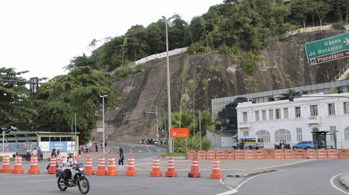 Rio,28/05/2019- Leblon- Avenida Niemeyer &eacute; interditada ap&oacute;s determina&ccedil;&atilde;o da Justi&ccedil;a, Minist&eacute;rio P&uacute;blico apontou haver risco de deslizamentos de terras e rochas. Foto: Cl&eacute;ber Mendes/Ag&ecirc;ncia O Dia