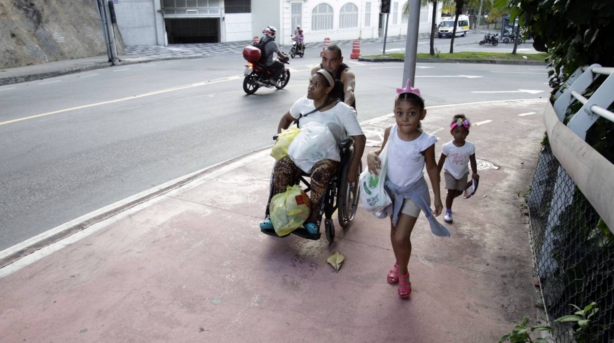 Rio,28/05/2019- Leblon- Avenida Niemeyer Ã© interditada apÃ³s determinaÃ§Ã£o da JustiÃ§a, MinistÃ©rio PÃºblico apontou haver risco de deslizamentos de terras e rochas, na foto:  Valnil da Silva e sua esposa Valdineia da Costa com sua netas. Foto: ClÃ©ber Mendes/AgÃªncia O Dia
