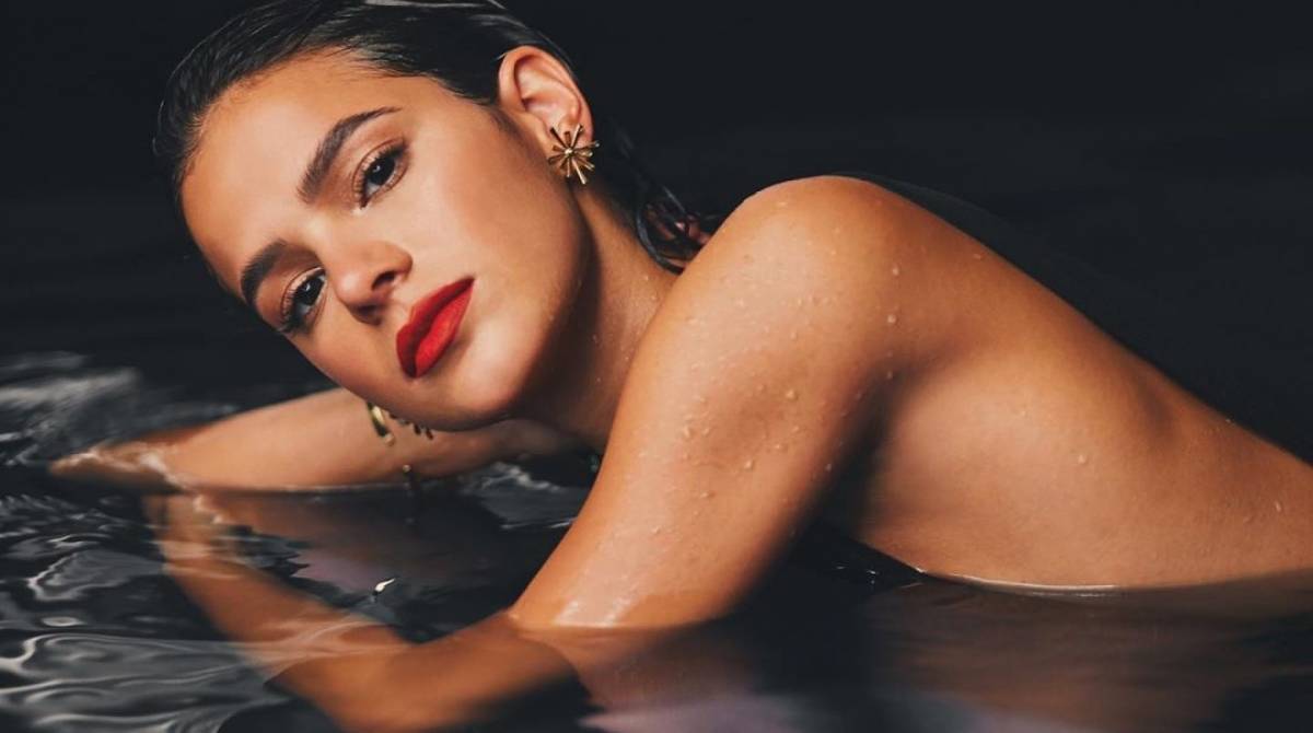 Bruna Marquezine posa nua e ostenta marquinha de biquíni. Confira! |  Celebridades | O Dia