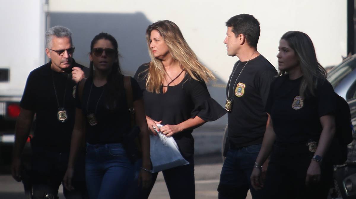 Presos da s&atilde;o levados para Policia Federal , pela Opera&ccedil;&atilde;o Lava Jato, na Pra&ccedil;a Mau&aacute;, Centro do Rio de Janeiro. Na foto um dos presos, uma mulher ( cabelos longos, blusa preta e segurandu um saco branco) &eacute; levada pelos policiais da PF. Foto: Daniel Castelo Branco / Ag&ecirc;ncia O Dia