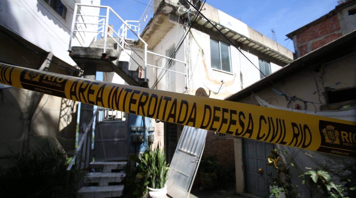 Deslizamento que interditou a Avenida Niemeyer na madrugada do dia 16/05/2019. Uma casa que j&aacute; estava interditada foi atingida pela lama e &aacute;rvores que desceram da encosta. Foto: Daniel Castelo Branco / Ag&ecirc;ncia O Dia