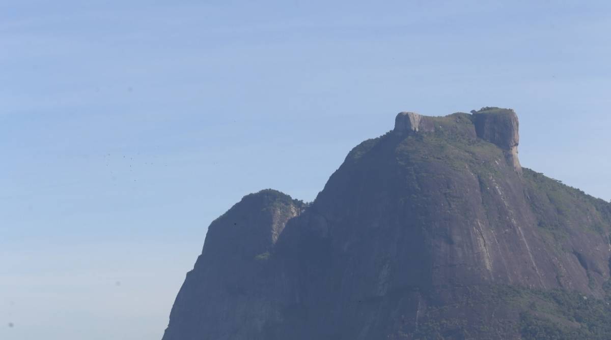 Praia de S&atilde;o Conrado e a Pedra da G&aacute;vea