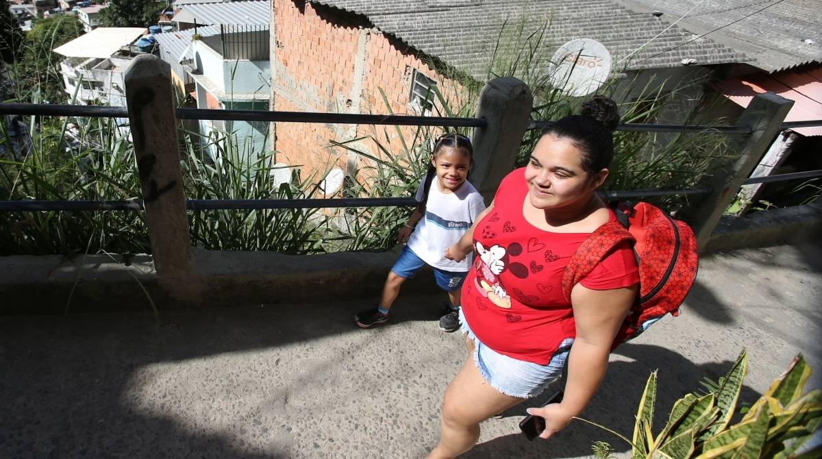 Moradores, comerciantes e motoboys do Vidigal falam sobre o fechamento da av. Niemeyer. Na foto a moradora Mariana Alvino e sua filha Agatha Alvino. Foto: Daniel Castelo Branco / Ag&ecirc;ncia O Dia