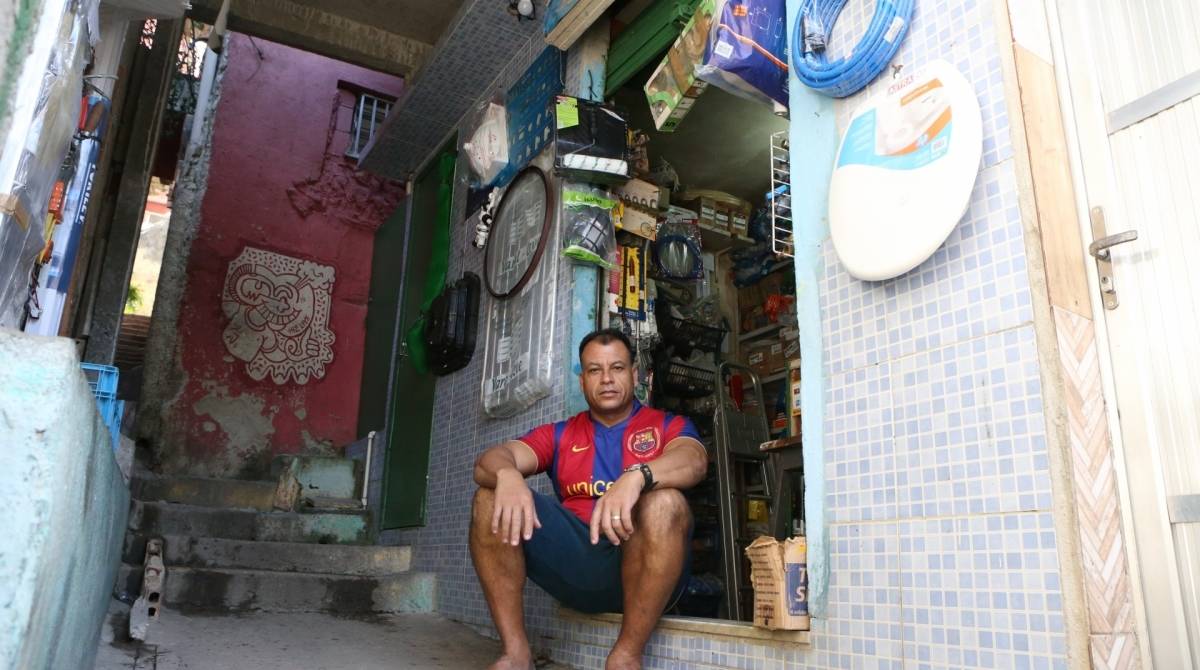 Moradores, comerciantes e motoboys do Vidigal falam sobre o fechamento da av. Niemeyer. Na foto o Marcos André comerciante local.Foto: Daniel Castelo Branco / Agência O Dia