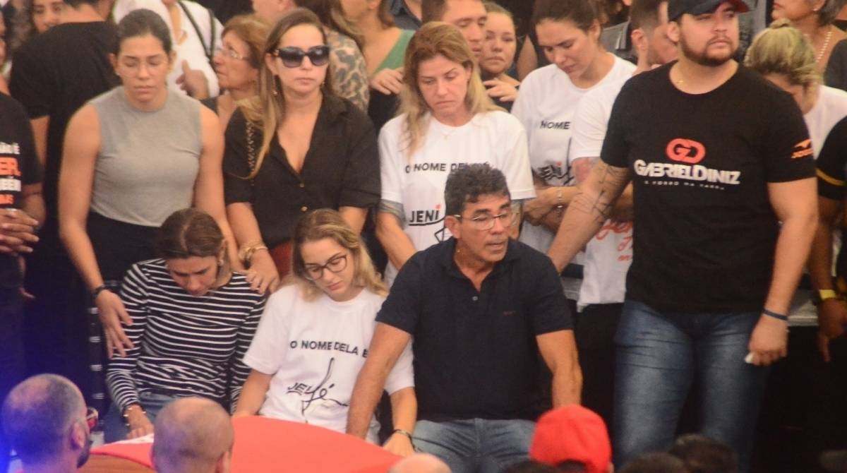 Karoline Calheiros ao lado do pai de Gabriel, Francisco Diniz, durante velório em João Pessoa