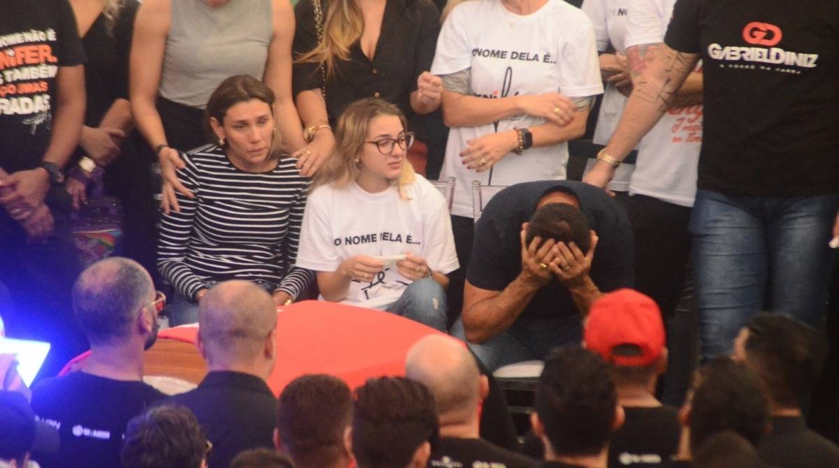 Karoline Calheiros ao lado do pai de Gabriel, Francisco Diniz,  durante velório em João Pessoa