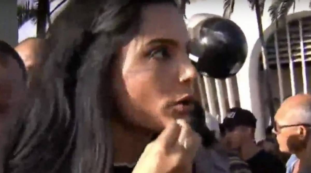 Repórter sofre tentativa de roubo durante cobertura do enterro de Gabriel Diniz  - Reprodução TV / SBT 