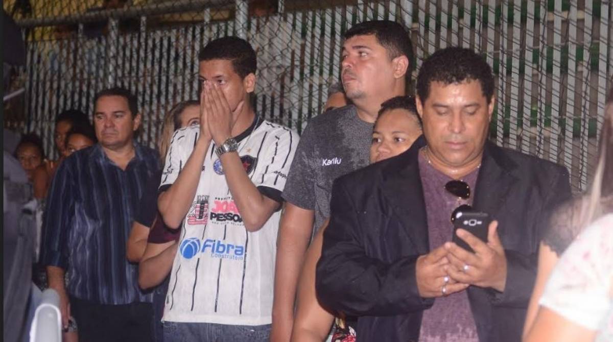 Fãs fizeram fila desde a madrugada e cerimônia foi aberta ao público às 8h