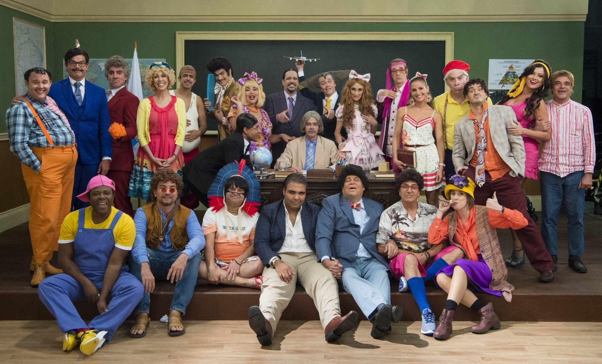 Fulano te tal das couves - Escolinha do Professor Raimundo 2019 - Professor Raimundo (Bruno Mazzeo), Rolando Lero (Marcelo Adnet), Aldemar Vigário (Lucio Mauro Filho), Dona Bela (Betty Gofman), Dona Cacilda (Fabianna Karla), Seu Boneco (Marcius Melhem), Patropi (Marco Luque), Ptolomeu (Otaviano Costa), Baltazar da Rocha (Otavio Muller), Seu Peru (Marcos Caruso), Dona Catifunda (Dani Calabresa), Joselino Barbacena (Ângelo Antônio), Cândida (Maria Clara Gueiros), Seu Batista (Rodrigo Santana), Zé Bonitinho (Mateus Solano), Marina da Glória (Fernanda de Freitas), Eustáquio (Èrico Braz), Armando Volta (Evandro Mesquita), Dona Capitu (Ellen Roche), Nerso da Capitinga (Gui Santana), Galeão Cumbica (Kiko Mascarenhas), João Canabrava (Marcos Veras), Mazarito (Leandro Hassum), Suppapou Uaci (Welder Rodrigues) e Seu Fininho (Paulo Vieira).      Caption