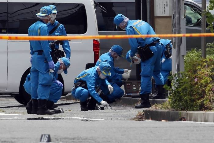 Policiais forenses investigam a cena do crime em que um homem esfaqueou 19 pessoas, incluindo crianças, em Kawasaki em 28 de maio de 2019