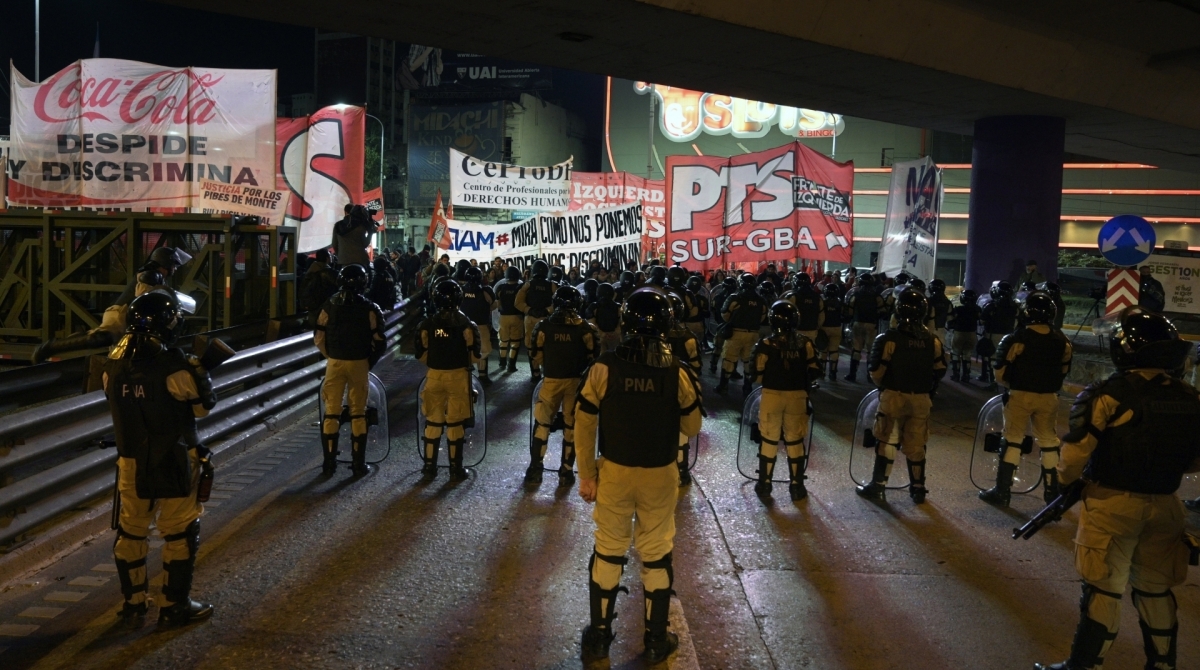 Ativistas e organizações sociais bloqueiam a ponte Pueyrredon em Buenos Aires em 29 de maio de 2019 durante uma greve geral de 24 horas convocada por sindicatos