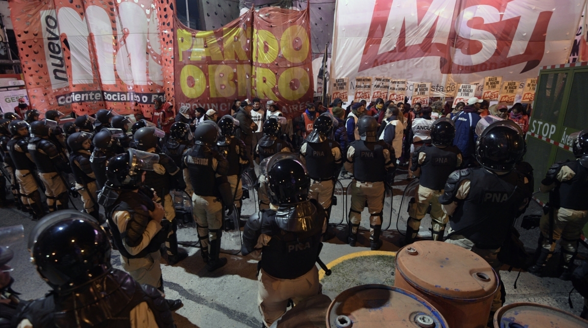 Manifestação na ponte Pueyrredon em Buenos Aires em 29 de maio de 2019, como ativistas de partidos de esquerda demonstram durante uma greve geral de 24 horas