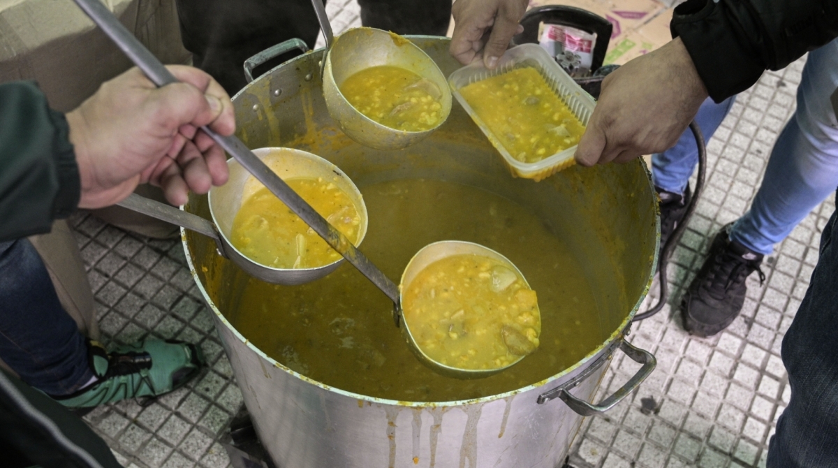Sindicatos argentinos servem 'locro', ensopado típico da Argentina, durante uma greve geral de 24 horas para exigir medidas contra a inflação
