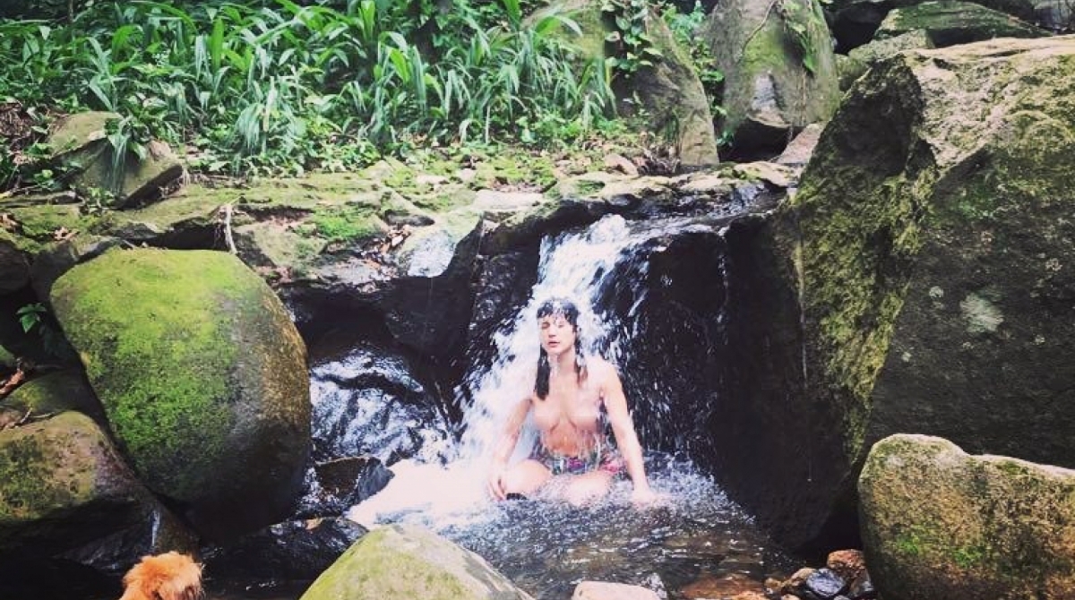 Bianca Bin faz topless em cachoeira - Reprodução Internet
