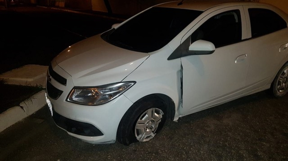 Carro de família é alvejado em Angra dos Reis  - Reprodução redes sociais 
