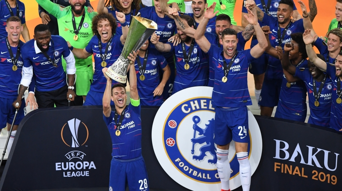 Chelsea players celebrate with the trophy after the UEFA Europa League final football match between Chelsea FC and Arsenal FC at the Baku Olympic Stadium in Baku, Azerbaijian on May 29, 2019. (Photo by Yuri KADOBNOV / AFP)