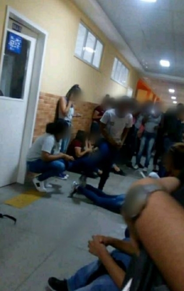 Alunos abrigados no corredor - Reprodução OTT-RJ