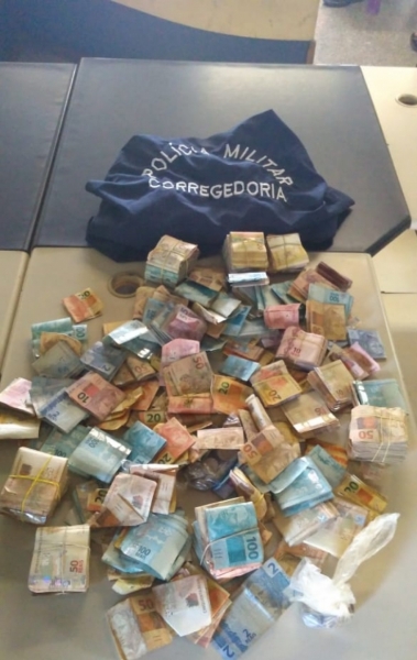 Al&eacute;m do cigarro contrabandeado, pol&iacute;cia tamb&eacute;m apreendeu quase R$ 100 mil em esp&eacute;cie - Pol&iacute;cia Militar
