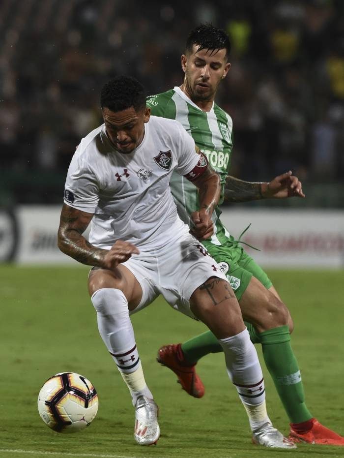 Luciano domina a bola, marcado por Ceppelini: o atacante tricolor perdeu chance incrível na etapa inicial