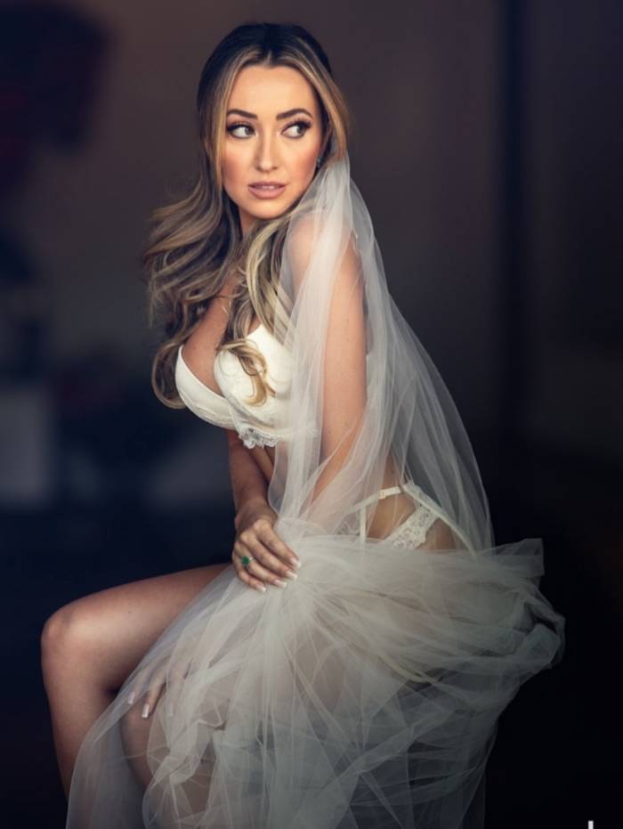 HeloÃ­sa Wolf, nora de Bolsonaro, posa sensual antes do casamento com Eduardo Bolsonaro