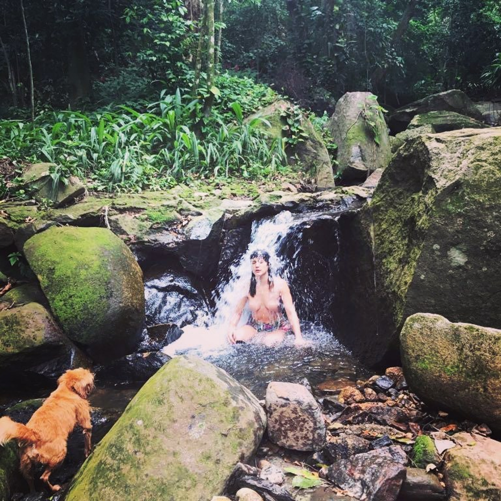 Bianca Bin faz topless em cachoeira