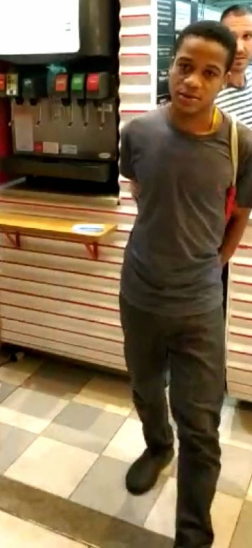 Marlon da Silva Veiga foi preso no Bob's do Shopping Rio Sul - Divulga&ccedil;&atilde;o / Pol&iacute;cia Militar