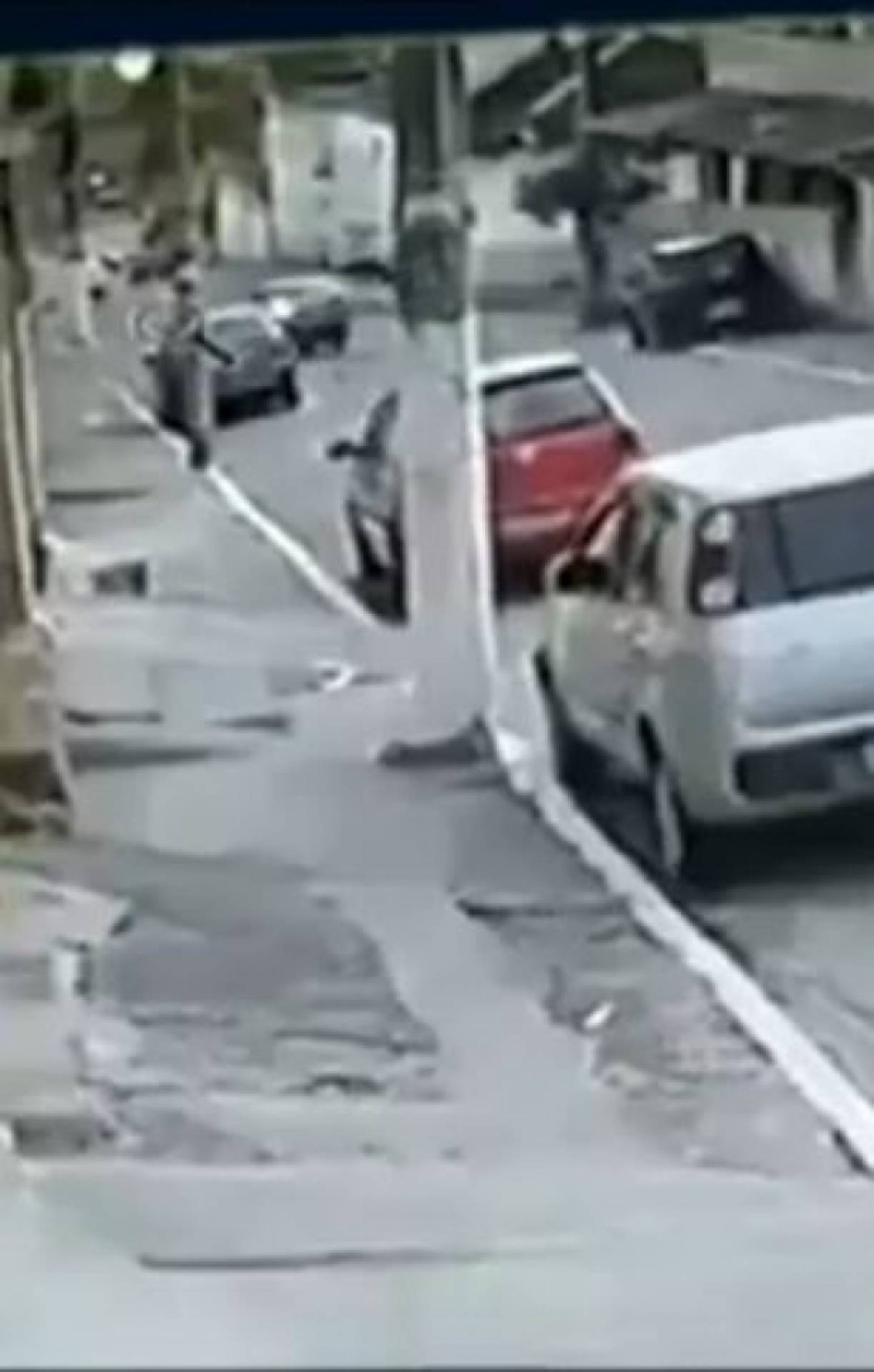 Momento em que criminosos colidem com poste foi filmado por câmera de segurança - Reprodução / Internet
