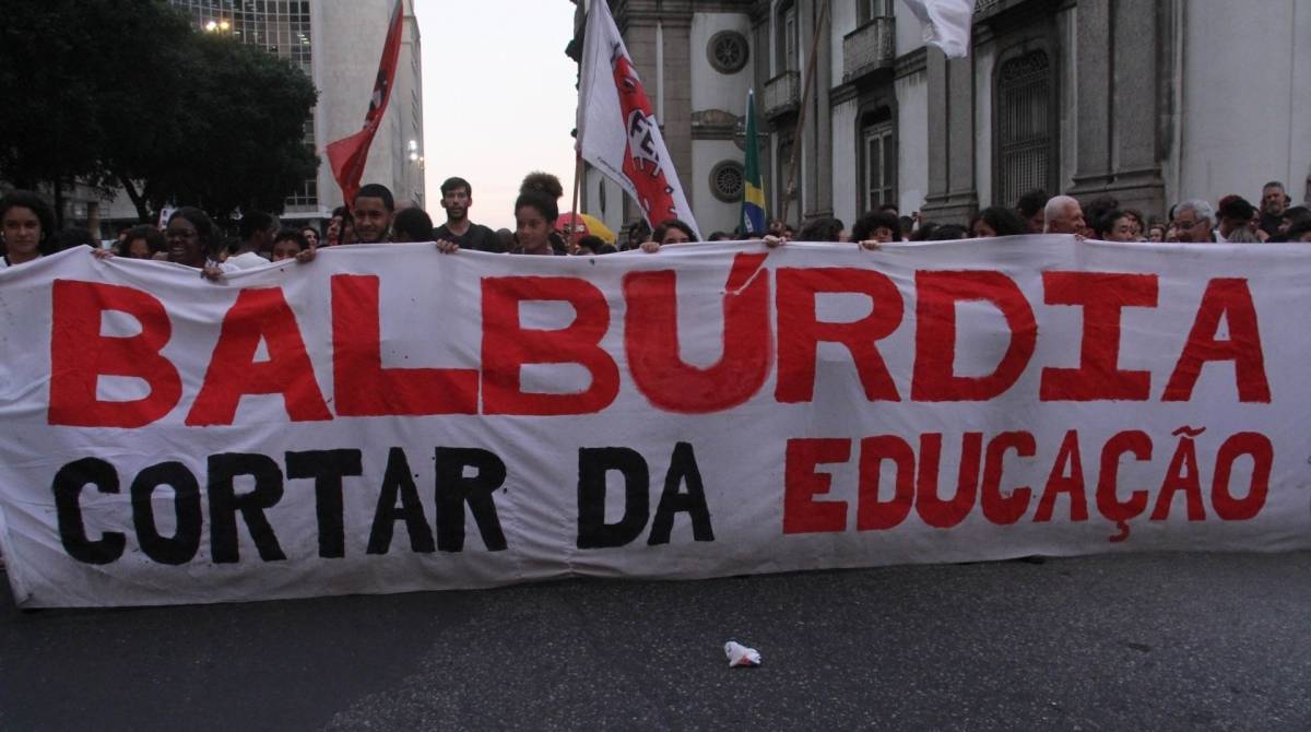 2019-05-30 - AGÊNCIA DE NOTÍCIAS/PARCEIRO - Manifestantes realizam protesto em defesa da educação na altura da Igreja da Candelária, no Centro do Rio, na tarde desta quinta-feira (30). Foto: Onofre Veras/Parceiro/Agência O Dia