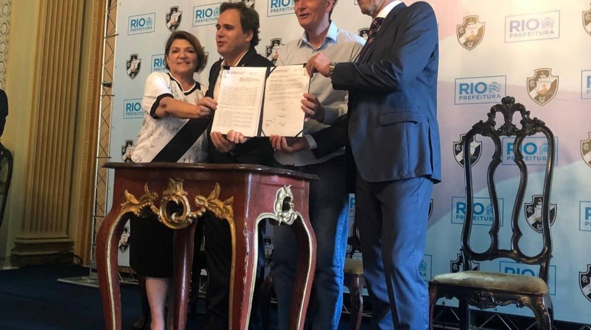 Campello, à direita, posa ao lado de Crivella com o documento assinado - REPRODUÇÃO TWITTER