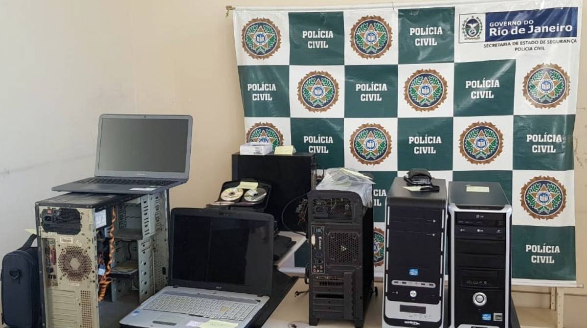 Policiais apreenderam desktops e notebooks onde estavam os materiais de pornografia infantil - Divulgação / Polícia Civil