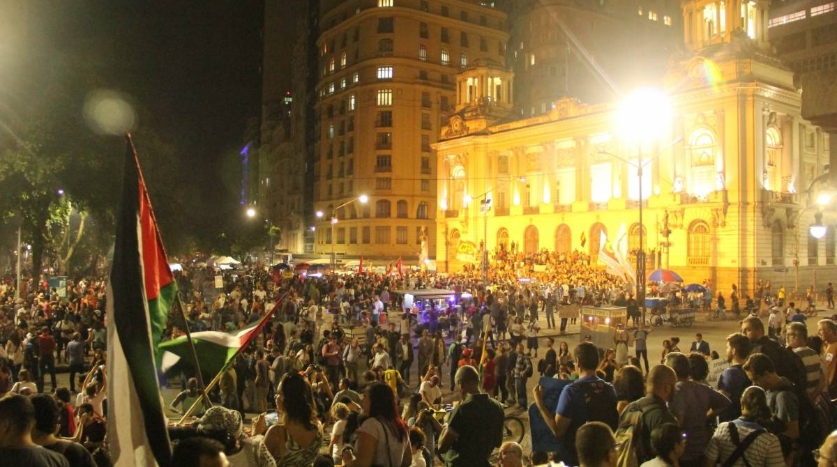 Manifestantes realizam protesto em defesa da educa&ccedil;&atilde;o no Centro do Rio, nesta quinta-feira  - Fausto Maia/Parceiro/Ag&ecirc;ncia O Dia