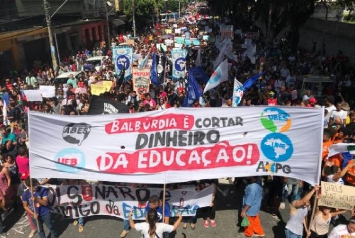 Estudantes vão novamente às ruas contra cortes na educação pública