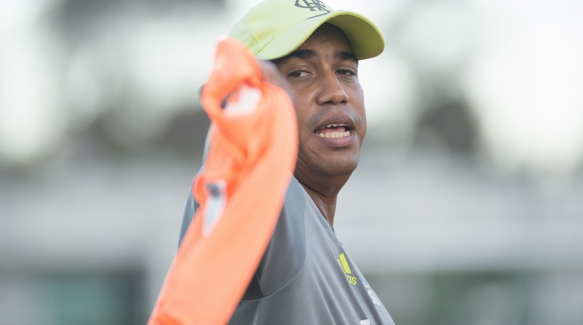 Marcelo Salles distribui coletes em seu primeiro treino como técnico interino do Flamengo - Alexandre Vidal / Flamengo