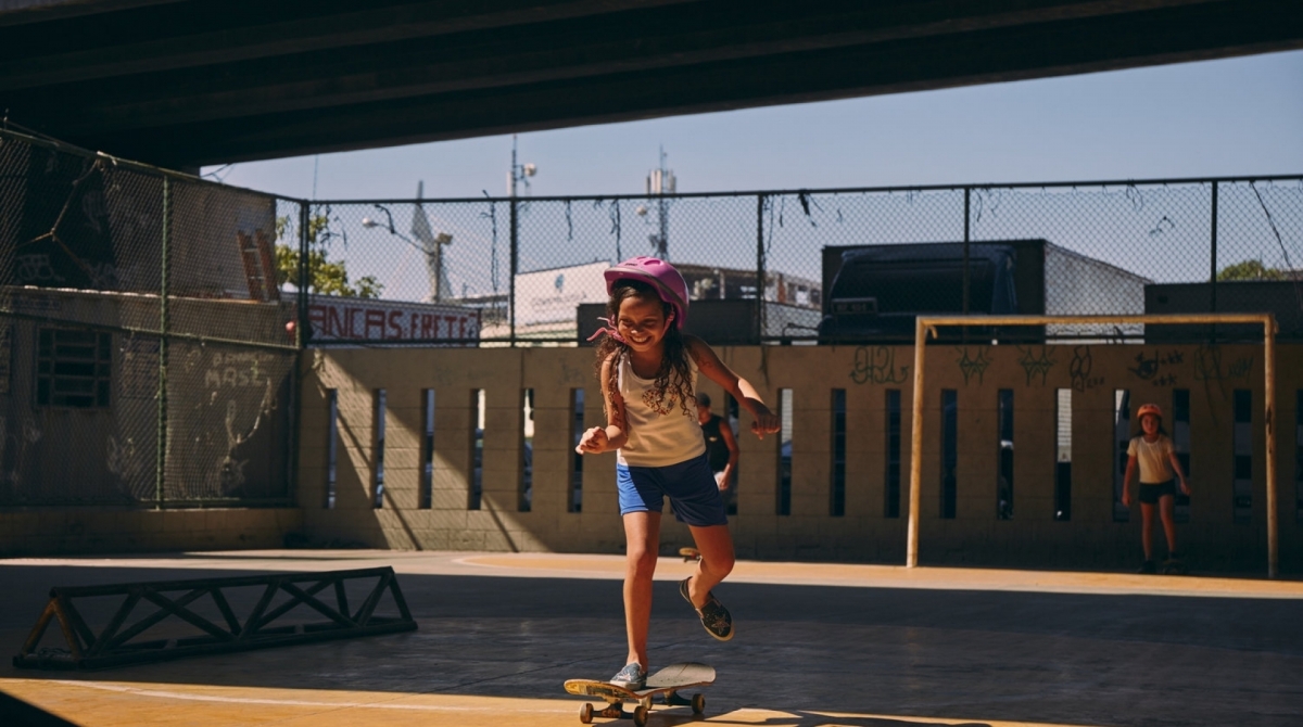 Aulas do Coletivo Skate Maré acontecem em quadra de futebol 