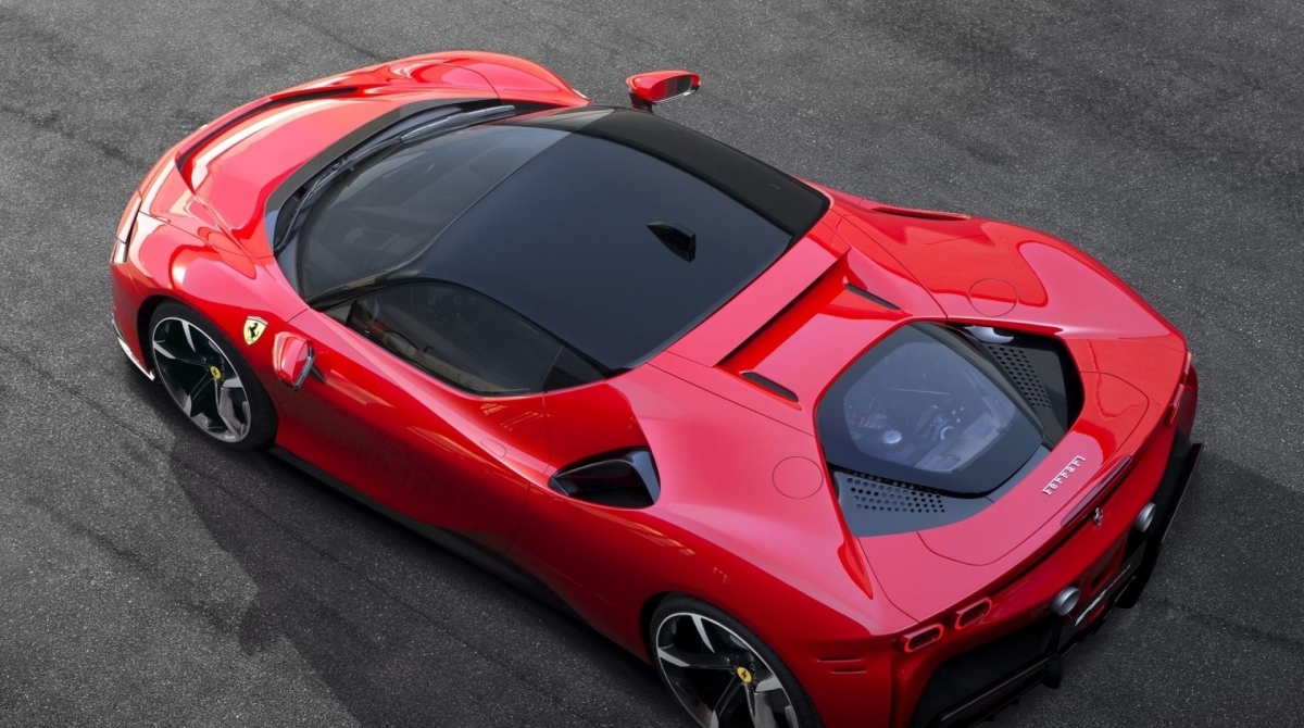 Instalado na traseira, o motor V8 longitudinal de 780 cv é o mais potente já fabricado pela marca italiana