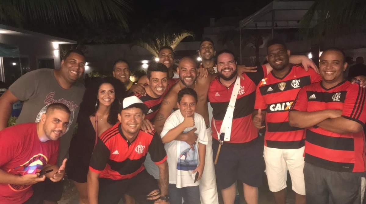 Leandro (à esquerda de Adriano) conheceu o ídolo anos depois