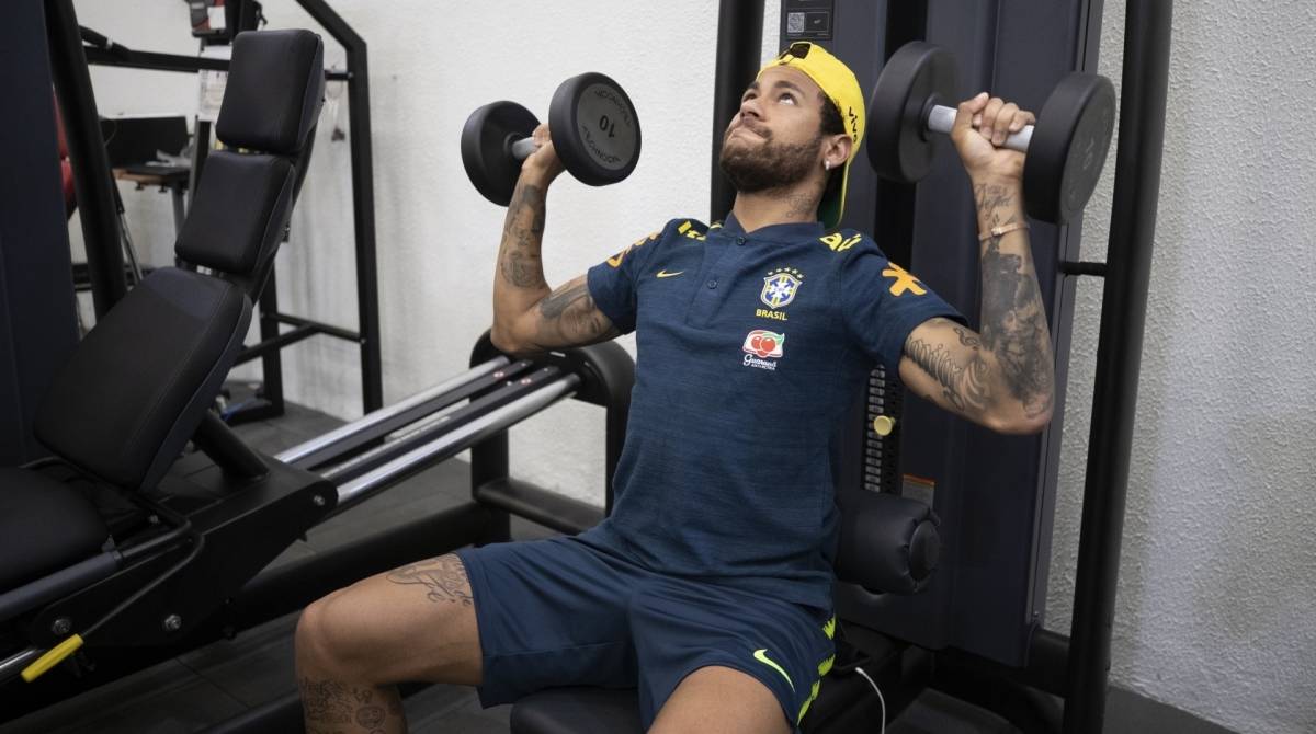 Neymar trabalha na academia