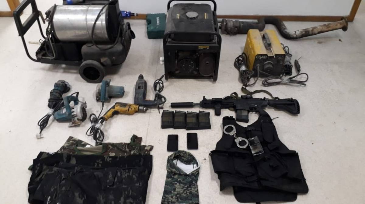 Agentes estiveram em três endereços, em Caxias. Foram encontrados geradores e uma réplica de fuzil  - Divulgação 