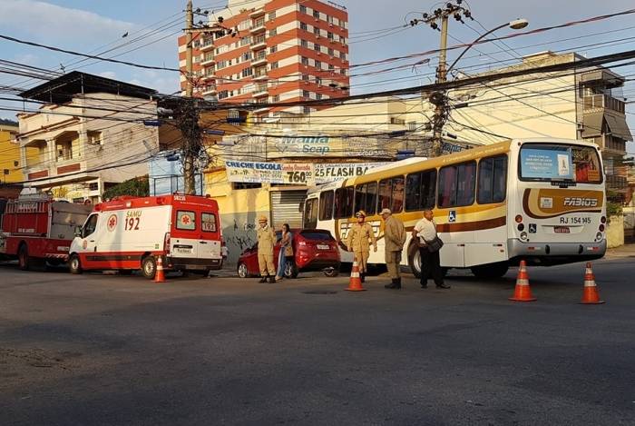 Ãnibus invadiu calÃ§ada e atingiu oficina. Quatro pessoas ficaram feridas 